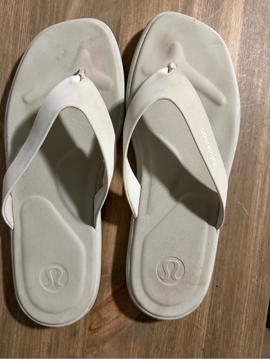 lululemon athletica Shoes - lululemon athletica Light Ivory Rest-feel Women’s Cushioned Flip Flop Sandals 9
